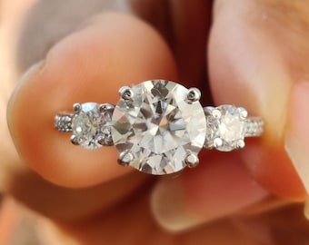 Anello di fidanzamento con 3 pietre di moissanite rotonda, anello di anniversario in argento sterling