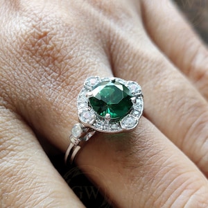 1.70 Ct Round Cut Green Emerald vintage Bague de fiançailles, Emerald Gemstone Art Deco Halo Ring pour femme, Anniversary Silver Estate Ring