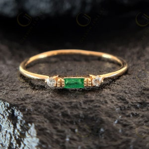 Anello in oro 14 carati con smeraldo verde a baguette e moissanite / Gioiello delicato da donna
