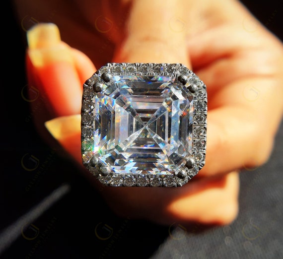 Ring Sets World Record With More Than 2,500 Diamonds