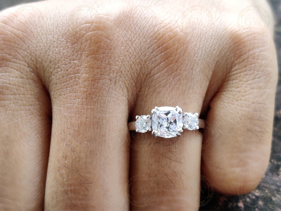 Anillo De Compromiso De Moissanita Talla Esmeralda De 9 Quilates Con