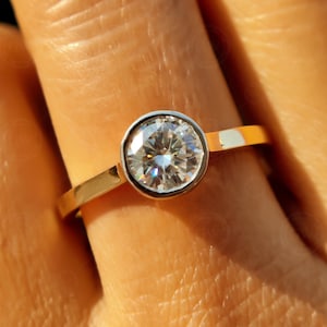Ronde moissaniet verlovingsring – tweekleurige 14 kt gouden solitaire ring – klassieke minimalistische voorstelring – niet-diamanten huwelijkssieraden