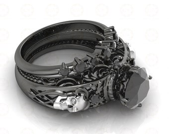 Puede incluir: Un anillo de calavera negro y blanco con una gran piedra preciosa negra. El anillo está intrincadamente diseñado con detalles de filigrana y piedras preciosas negras más pequeñas.