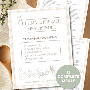 Può includere: Un documento stampato intitolato The Ultimate Freezer Meal Bundle con un bordo a quadretti beige chiaro. Elenca 13 pasti pronti, una lista della spesa, etichette per congelatore, un pianificatore, un inventario e schede ricette con disegni.
