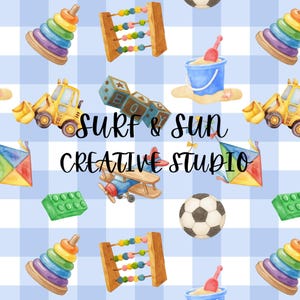 Può includere: Motivo acquerello ripetuto con giocattoli per bambini, come un bulldozer giallo, un pallone da calcio, un aeroplano giocattolo e un anello impilabile colorato. Le parole "SURF & SUN CREATIVE STUDIO" sono scritte in nero su uno sfondo a scacchi blu e bianco.