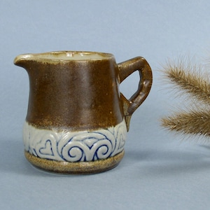 Lechera de cerámica "HB QUIMPER". Lechera vintage "QUIMPER". Lechera marrón antigua de Bretaña. Lechera con motivo druídico. Estilo local. Artístico y epicúreo.