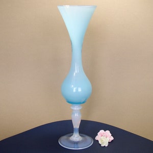 Opaline vaas uit Frankrijk of Italië. Vintage opaline vaas. Blauwe opaline vaas. Geblazen glazen vaas. Doorschijnende oude opaline. Arty Epicurean.