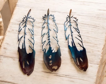 Trio de tableaux muraux en métal représentant des plumes, style cuivre bronze du Sud-Ouest, fabriqués aux États-Unis.