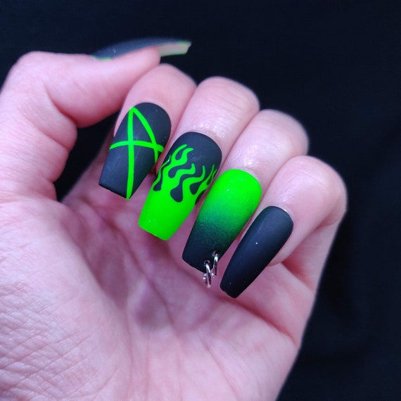 Radioactivo Uñas prensadas / Uñas perforadas con llama verde - Etsy México