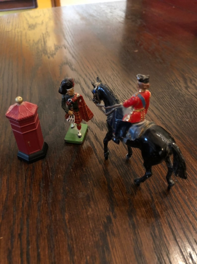 Queen on Horseback and Queen/'s Guard 3 pieces Metal British Collectables Post Box