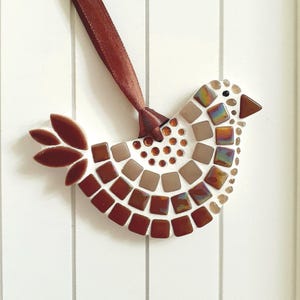 Decoração de pássaros folclóricos em mosaico - marrom