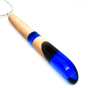 Lange blaue Harz Anhänger mit Silber verstellbare Schlange Kette / / Ahorn und Harz Anhänger / / natürliche Schmuck / / Holzschmuck