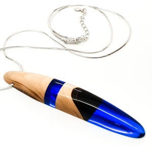Lange blaue Harz Anhänger mit Silber verstellbare Schlange Kette / / Ahorn und Harz Anhänger / / natürliche Schmuck / / Holzschmuck