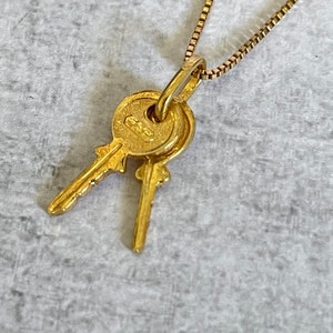 2 keys charm pendant in 18k yellow gold