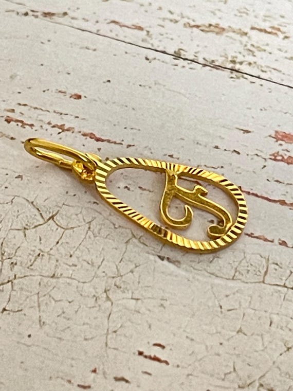 Pendentif charm F en or jaune 18k - image 10