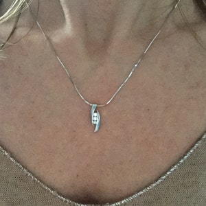 18k white gold pendant and necklace with 3 diamonds
