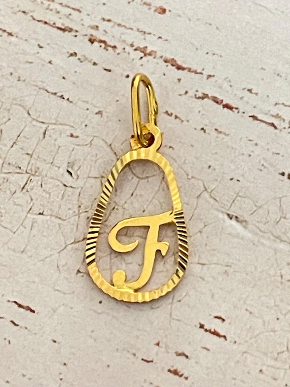 Pendentif charm F en or jaune 18k - image 2