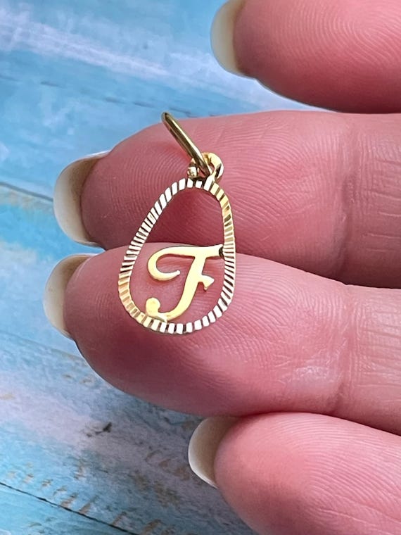 Pendentif charm F en or jaune 18k - image 4