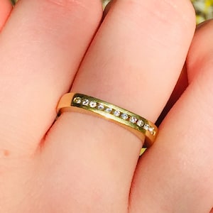 18k yellow gold diamond alliance ring