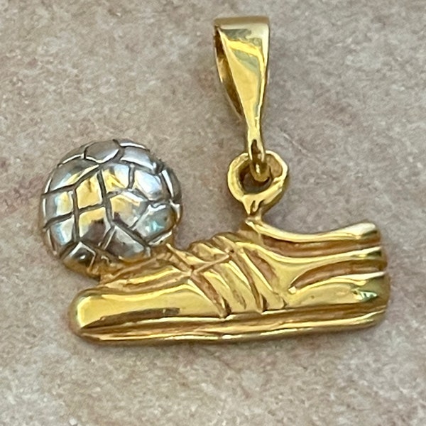 Pendentif basket de sport avec un ballon de foot en or jaune 18k