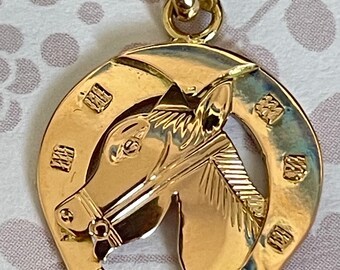 Pendentif Ancien Fer à Cheval En Or 18 Carats Avec Perle Fine Et Trèfles - Très Bon état