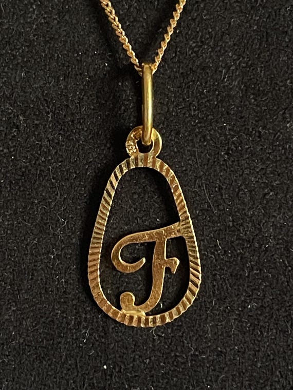 Pendentif charm F en or jaune 18k - image 6
