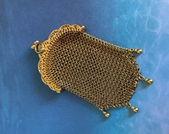 Magnificent antique pendant purse in 18k yellow gold mesh