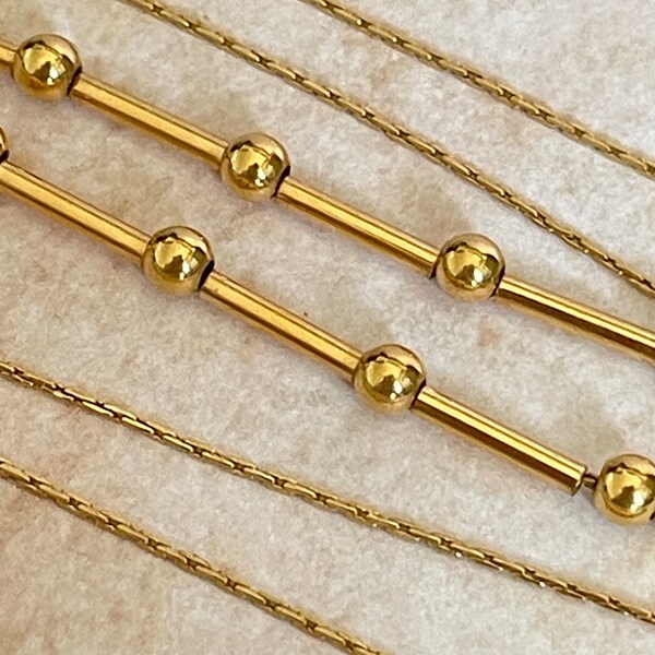 Chain decorated with rods and beads in 18k yellow gold, length 43 cm