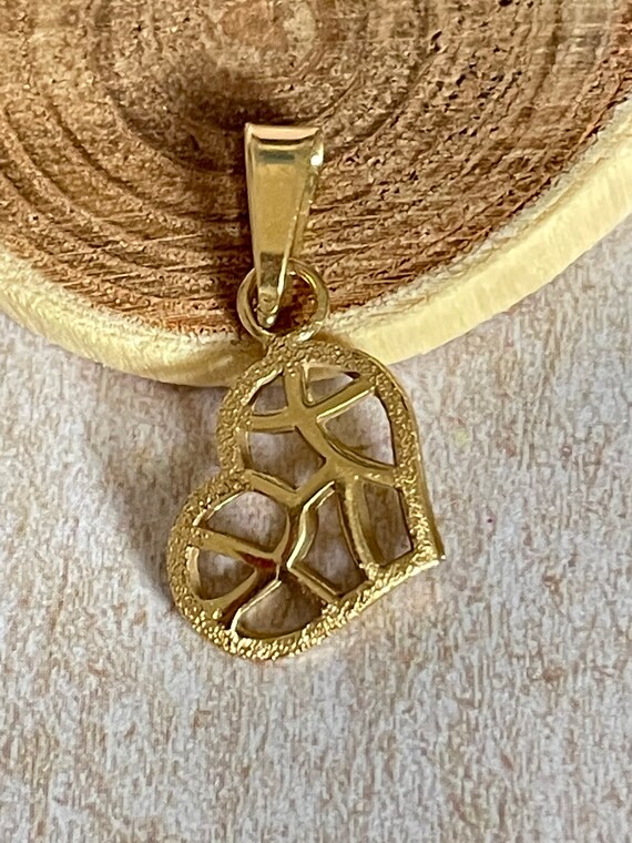 Pendentif charm cœur ajouré en or jaune 18k Gem