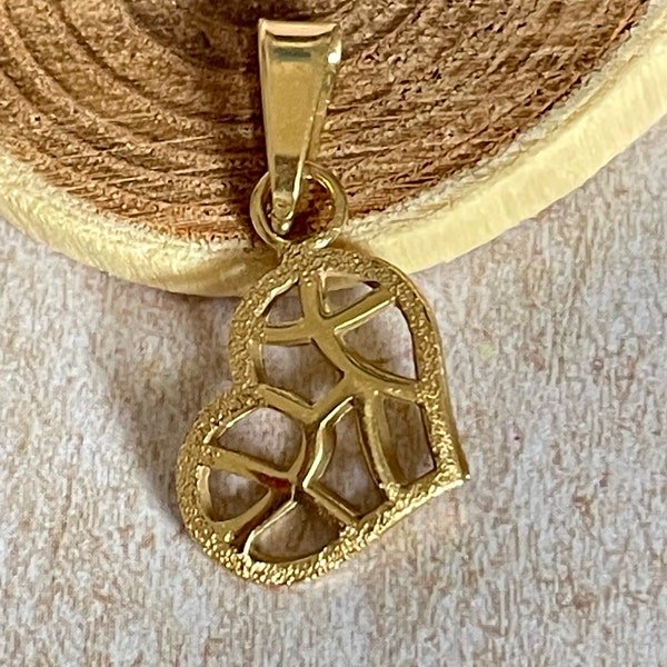 Pendentif charm cœur ajouré en or jaune 18k