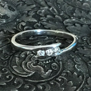 18k white gold trilogy ring with three diamonds Size 54