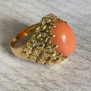 Unique 18k yellow gold ring topped with a cabochon coral