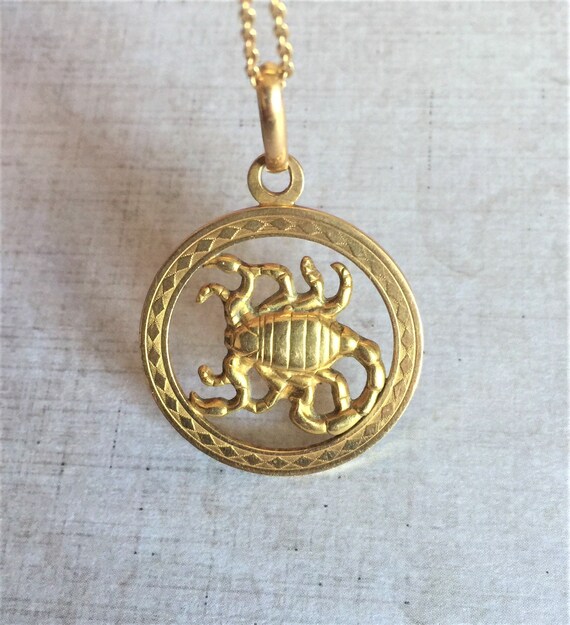 Scorpio horoscope zodiac pendant in 18k yellow go… - image 1