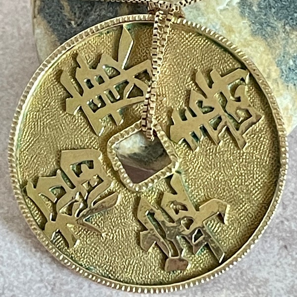 Pendentif pièce monnaie percée chinoise porte bonheur en or jaune 10 carats