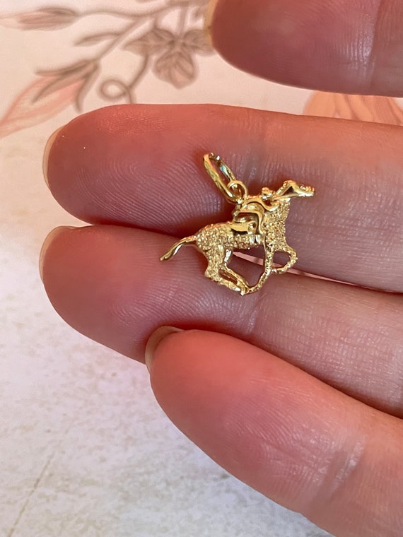 Galloping horse charm pendant with rider in 18k ye