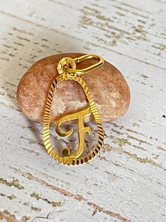 Pendentif charm F en or jaune 18k - image 3