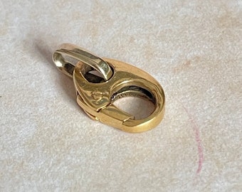 Lobster clasp pendant in 18k yellow gold