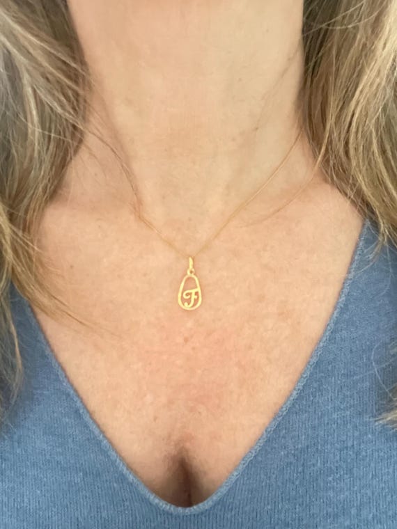 Pendentif charm F en or jaune 18k - image 5