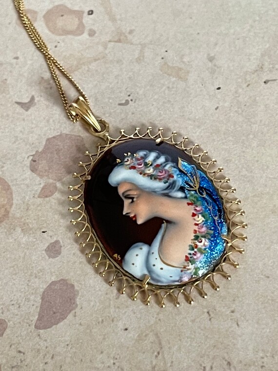 Pendant with woman's best sale profile