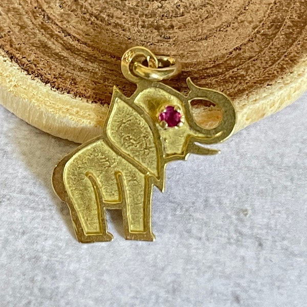 Joli pendentif charm éléphant avec un œil en rubis en or jaune 18k