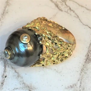 Unique 18k gold ring topped with a magnificent black Tahitian pearl