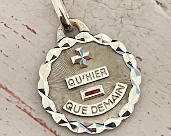 Collier Médaille D'amour AUGIS En Or Blanc 18k - 'Plus Qu'hier, Moins Que Demain' - Neuf étiqueté