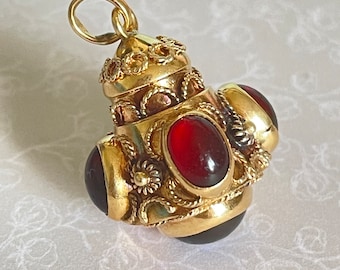 Beautiful vintage 18k yellow gold pendant with 5 garnets