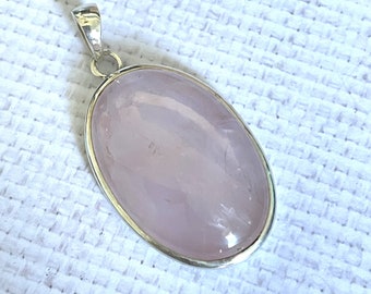 Oval rose quartz pendant in 925 silver