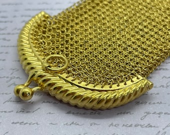 Magnificent antique pendant purse in 18k yellow gold mesh