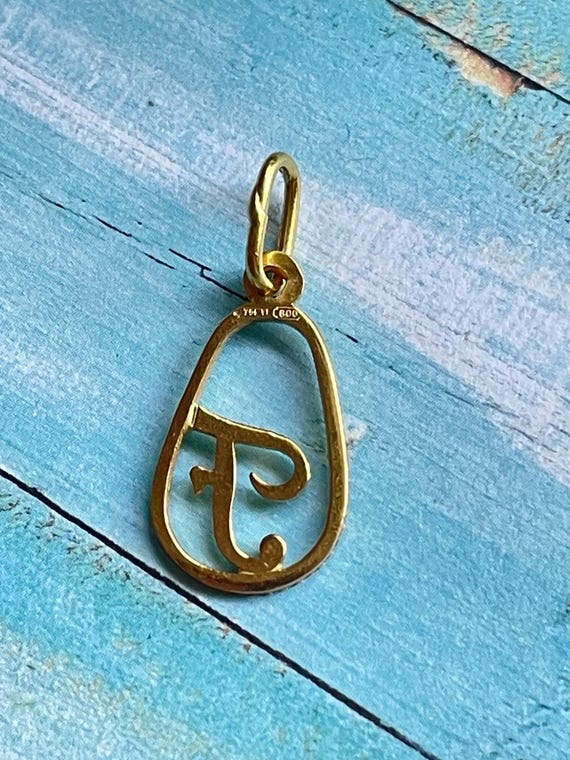 Pendentif charm F en or jaune 18k - image 11
