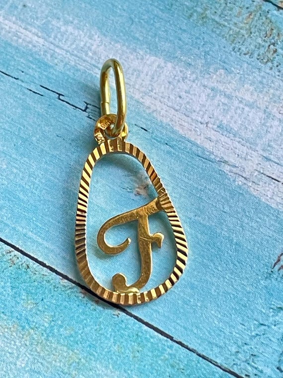 Pendentif charm F en or jaune 18k - image 1