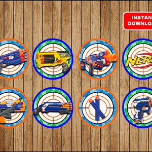 Könnte beinhalten: Acht runde Cupcake-Topper mit Nerf-Pistolen und Zielen in Blau, Grün, Orange und Gelb. Die Topper haben das Wort "NERF" auf einem von ihnen gedruckt.