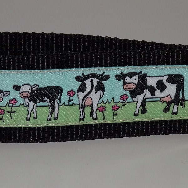 Kuhfamilie gefleckt Schlüsselband auf schwarzem Gurtband Kühe Weide Wiese Natur Tierwohl Glück Landleben