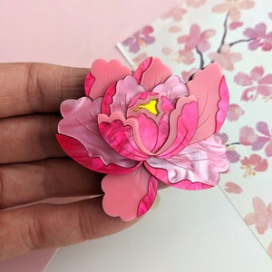 ブローチ 明るいピンクの牡丹、レーザーカット、パースペックス、日本風、花柄、花、アクリル、ジュエリー、母の日、ギフト